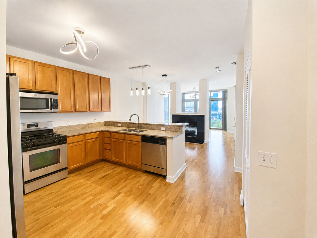 1600 S Prairie Avenue - Photo 1