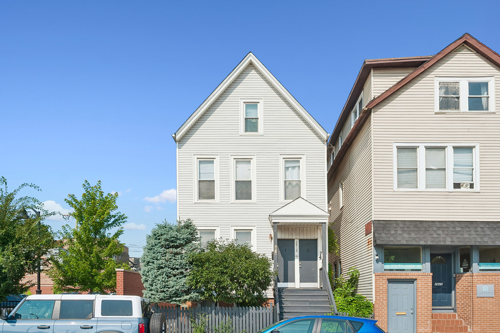 2818 N Ashland Avenue - Photo 0