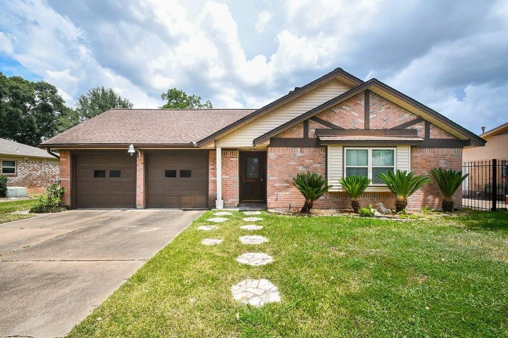 11915 N Hanworth Drive - Photo 0