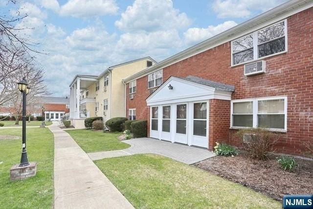 59 Regency - Photo 3