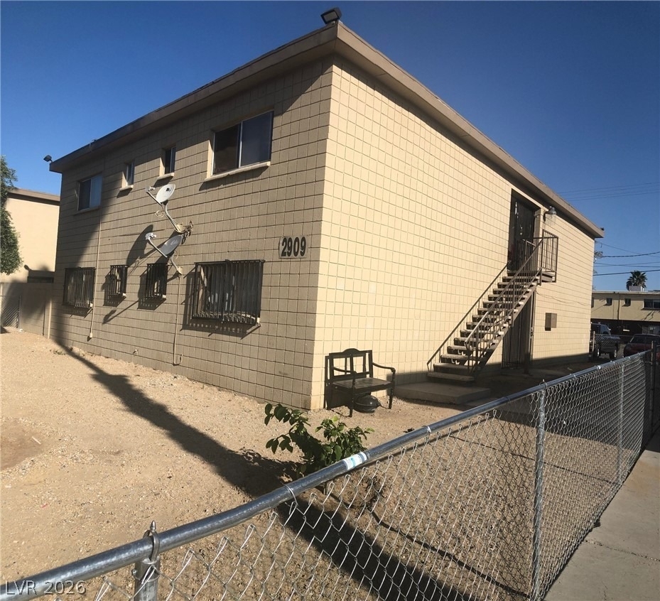 2909 Elm Avenue - Photo 0