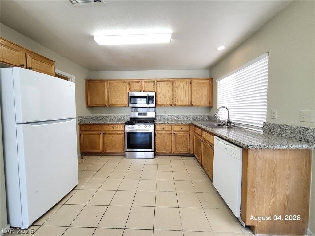 8236 W Rochelle Avenue - Photo 3