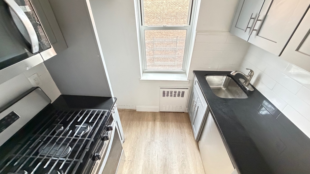 83-33 118th Street - Photo 4