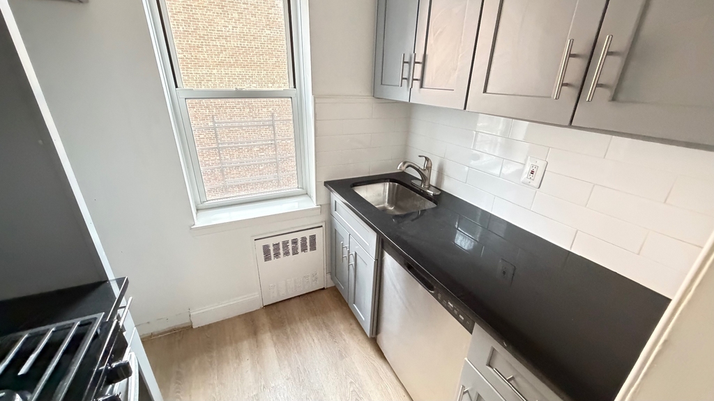 83-33 118th Street - Photo 3