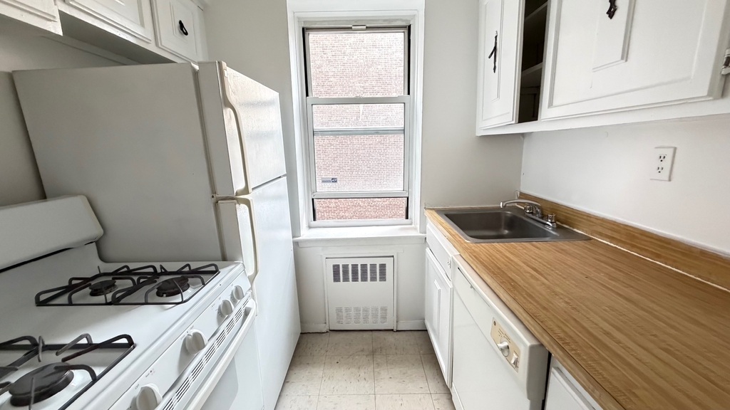 83-33 118th Street - Photo 2