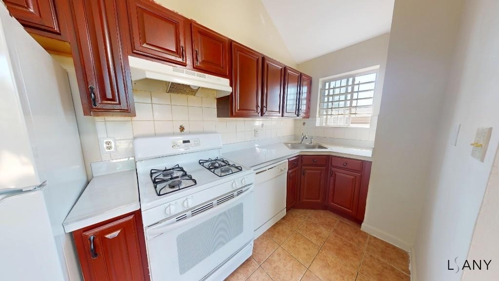 2948 Wickham Ave - Photo 0