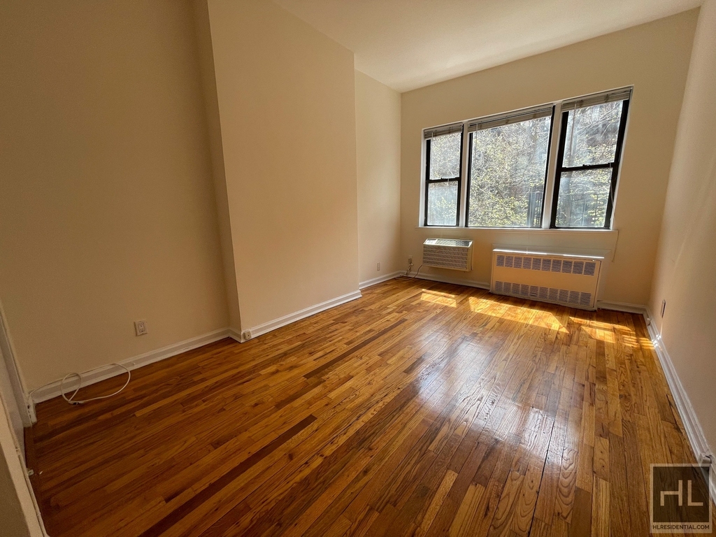 East 84 Street - Photo 0