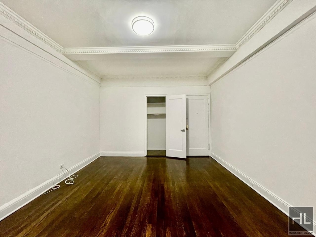 East 46 Street - Photo 1