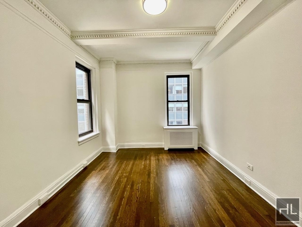 East 46 Street - Photo 2