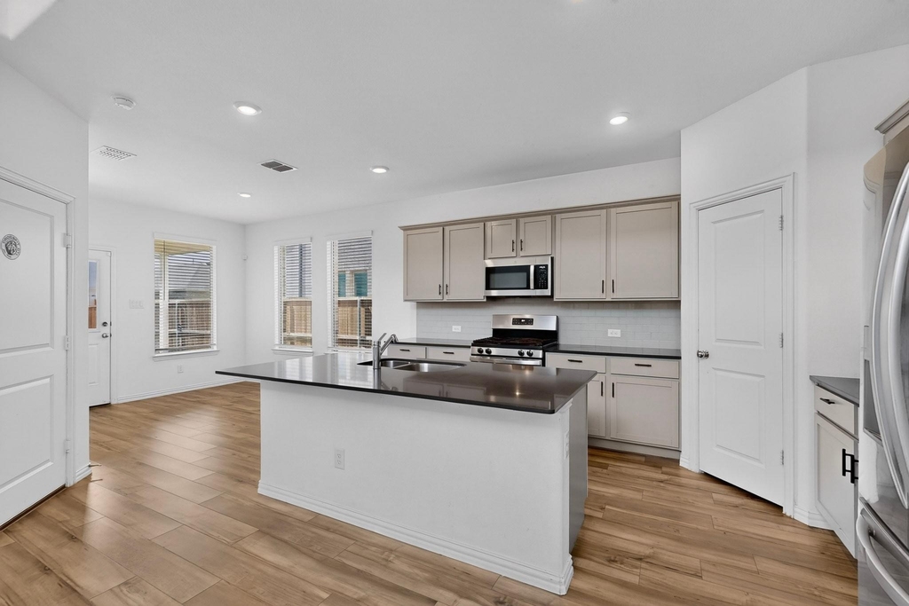 1309 Canuela Way - Photo 11