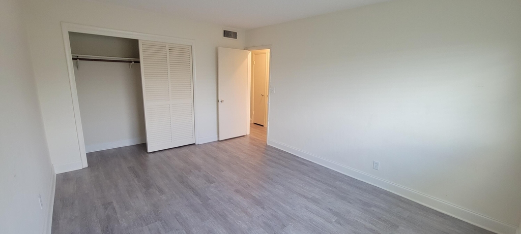2110 Ne 39th Street - Photo 8