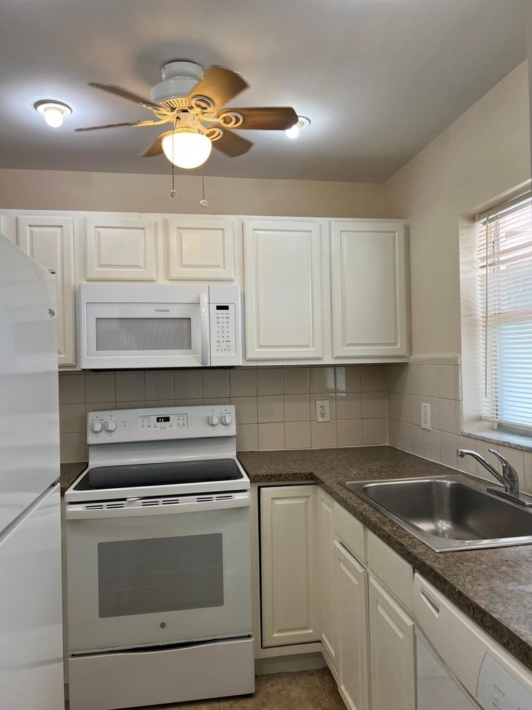 9851 Sandalfoot Boulevard - Photo 3