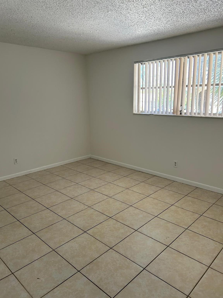 850 E Commercial Boulevard - Photo 10