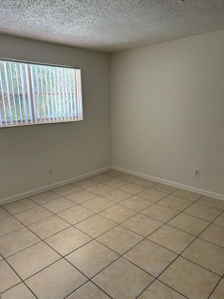 850 E Commercial Boulevard - Photo 12