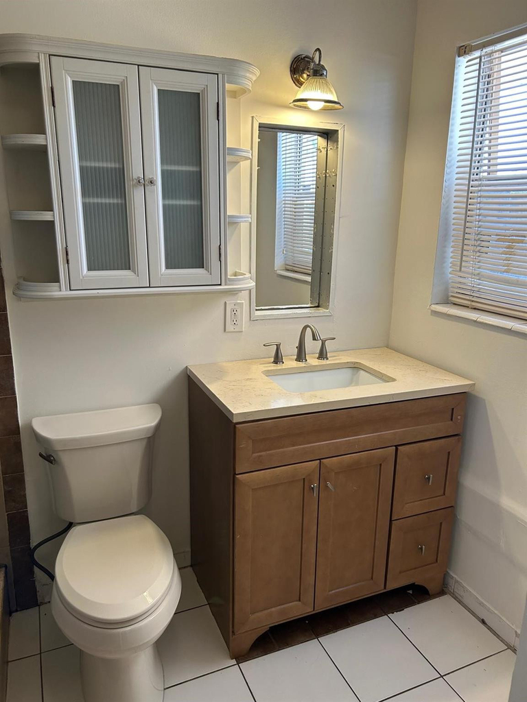 850 E Commercial Boulevard - Photo 16