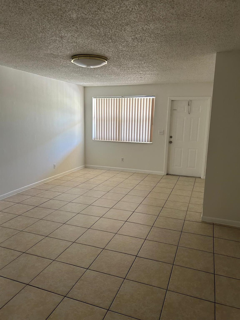 850 E Commercial Boulevard - Photo 8