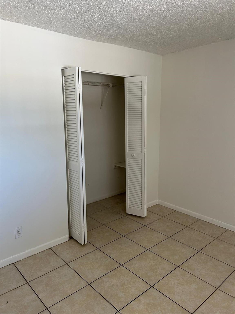 850 E Commercial Boulevard - Photo 3