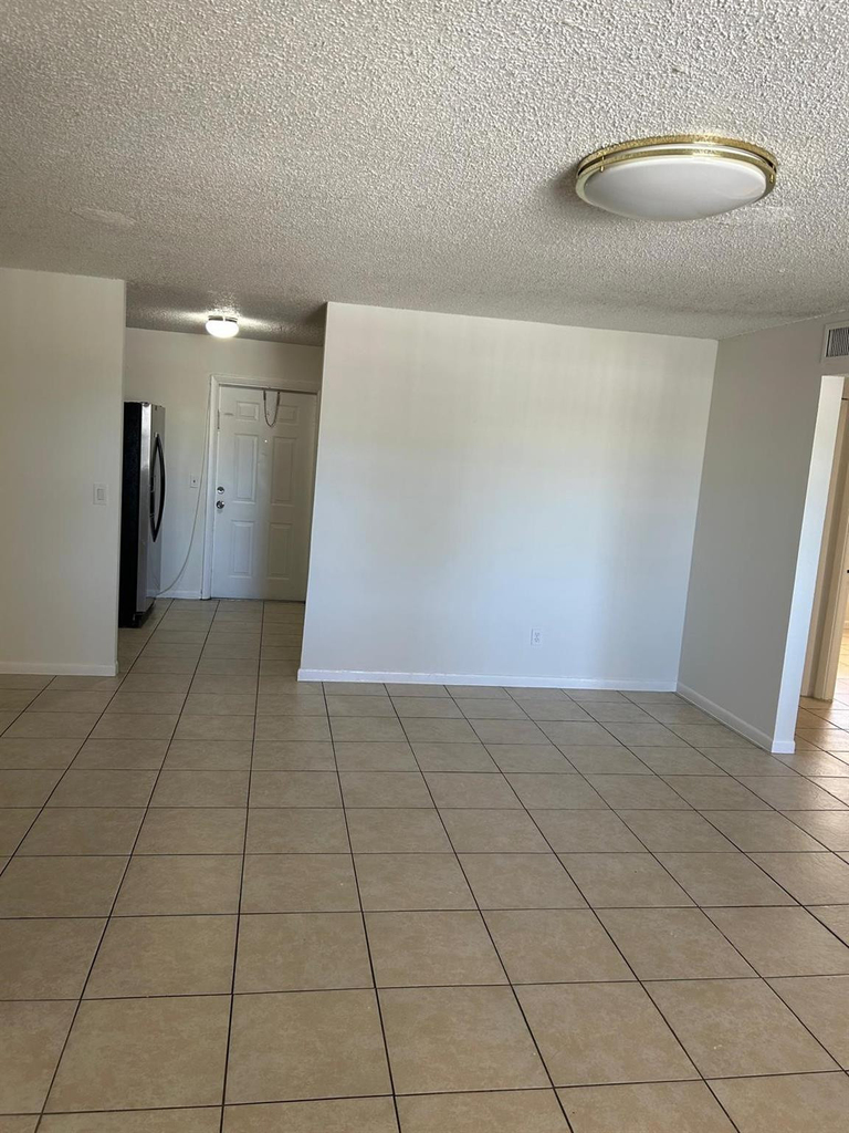 850 E Commercial Boulevard - Photo 4