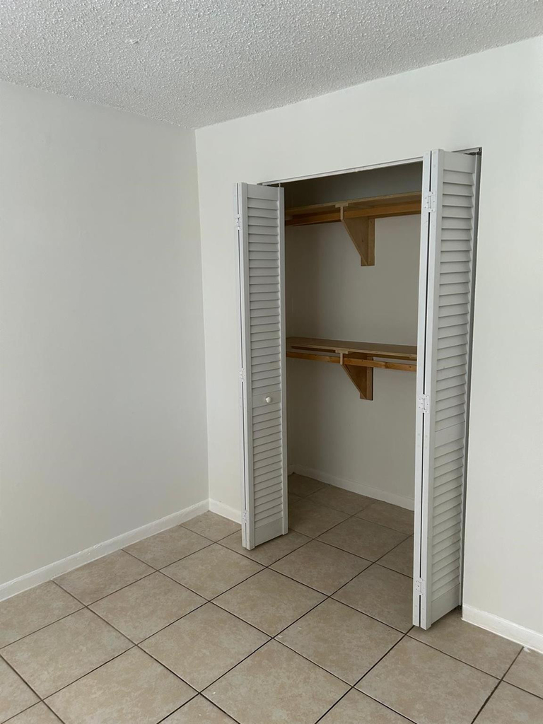 850 E Commercial Boulevard - Photo 2