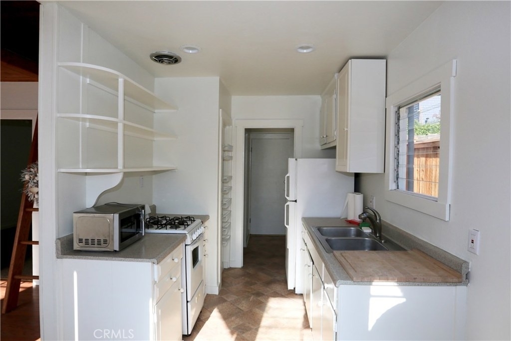 426 Aster Street - Photo 2