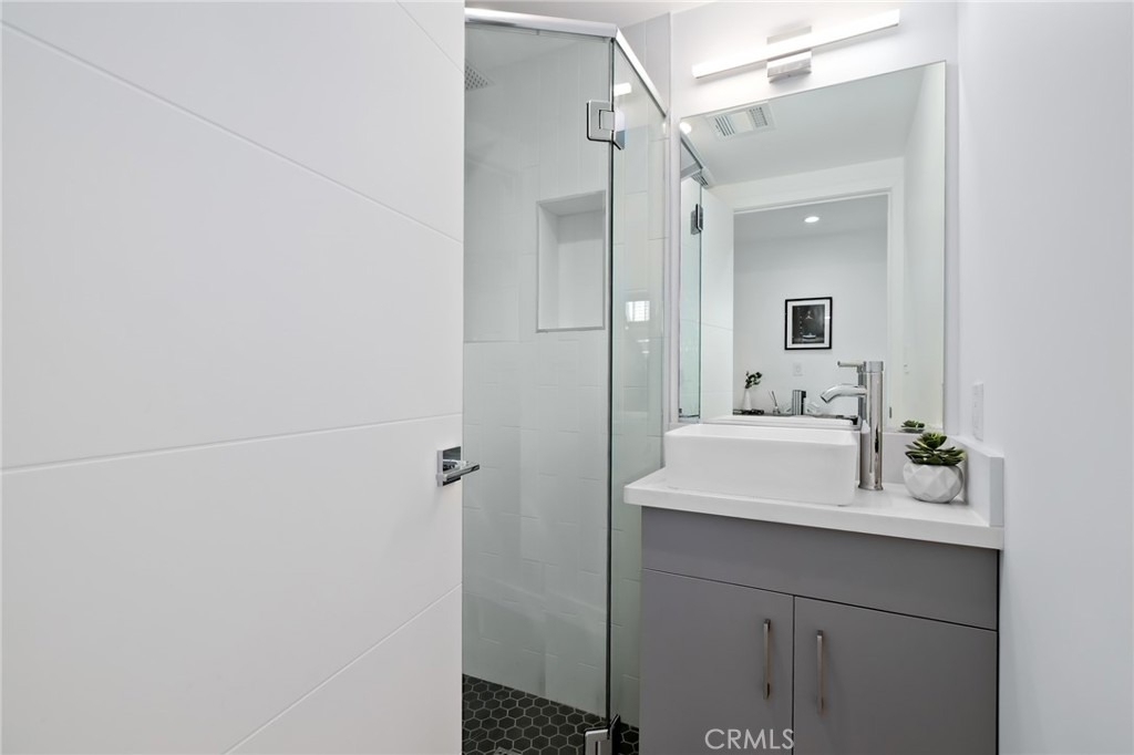 229 1/2 N Burlington Avenue - Photo 16
