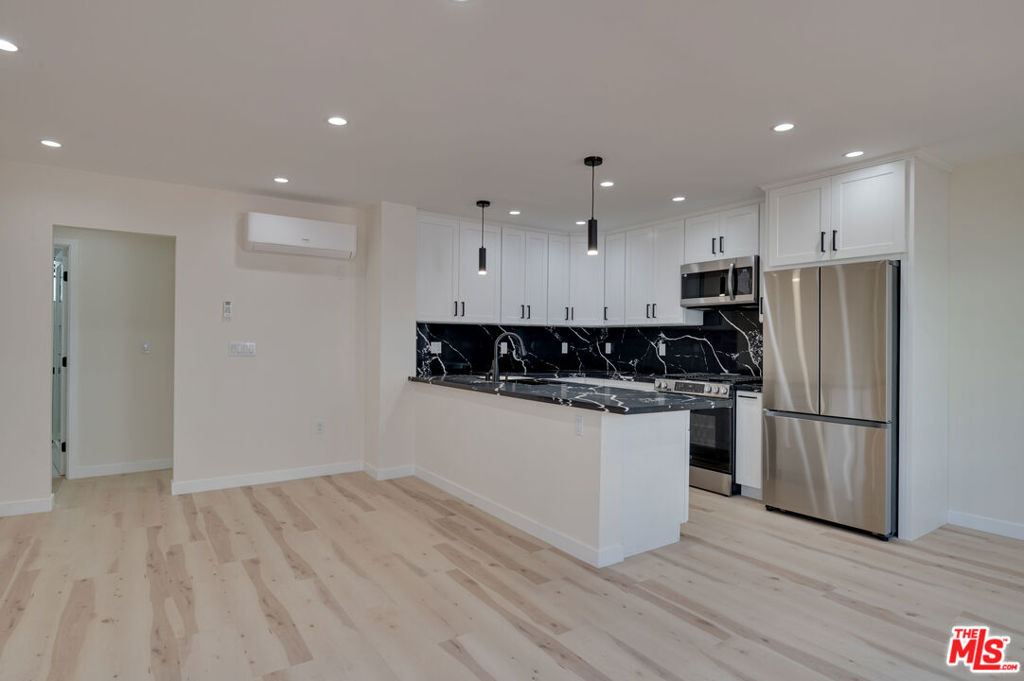928 N San Vicente Boulevard - Photo 0