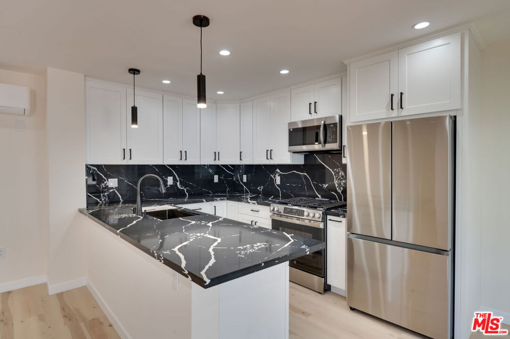 928 N San Vicente Boulevard - Photo 2