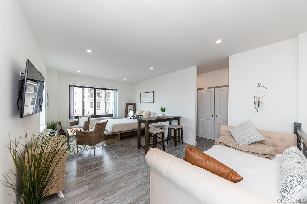 100 W Broadway - Photo 5