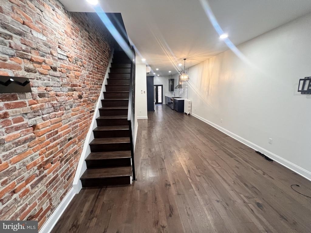 924 Catharine Street - Photo 2