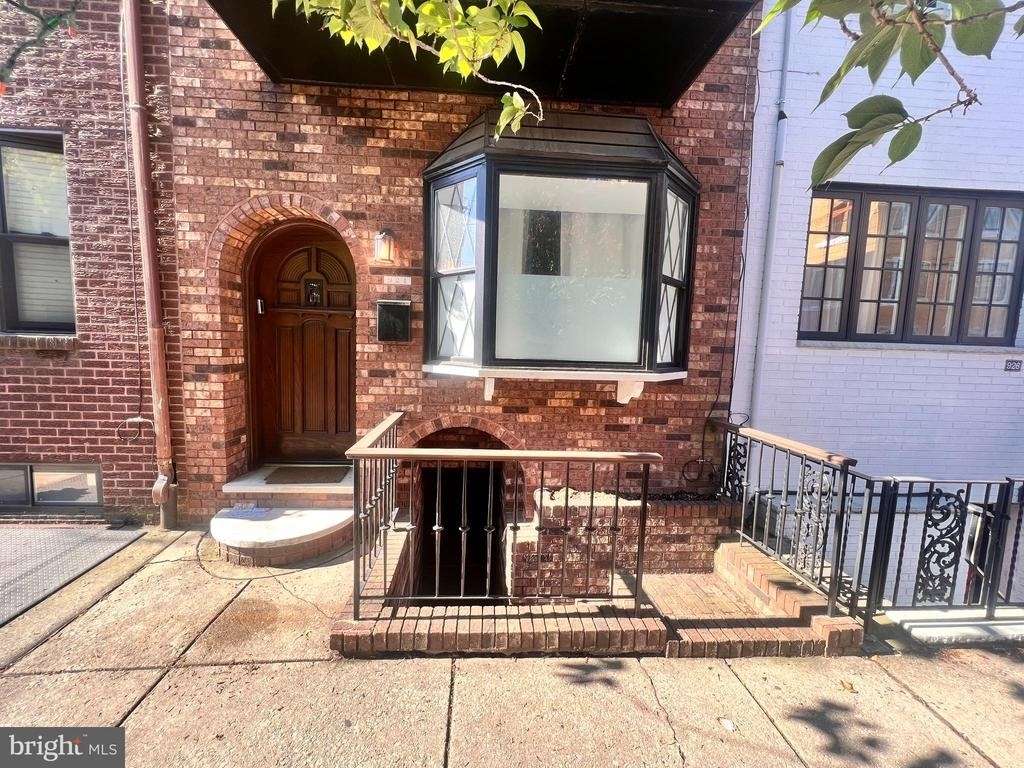 924 Catharine Street - Photo 1
