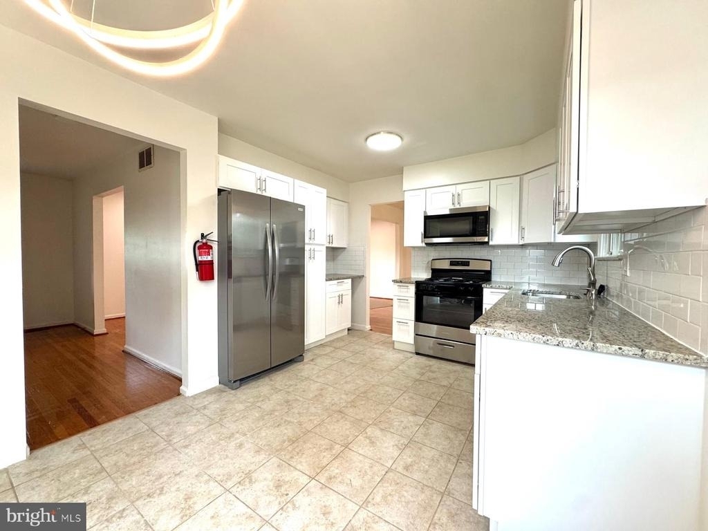 1104 Hudson Avenue - Photo 4