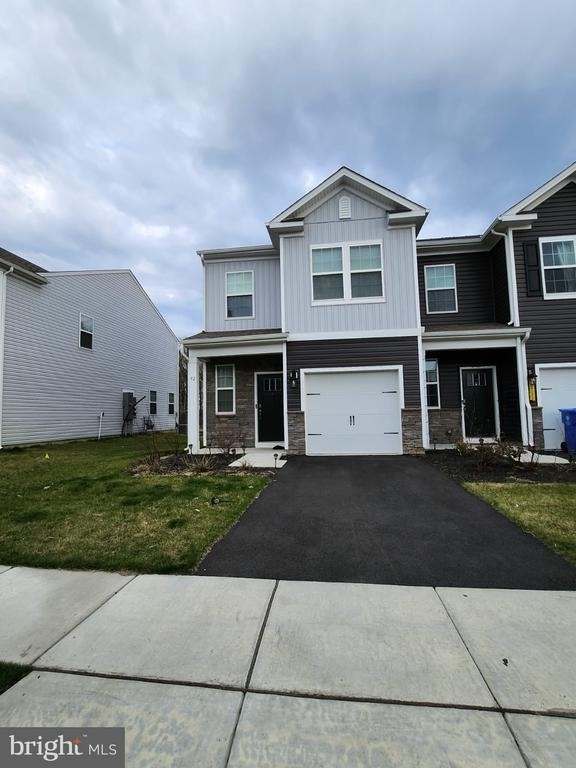 92 Peregrine Way - Photo 0