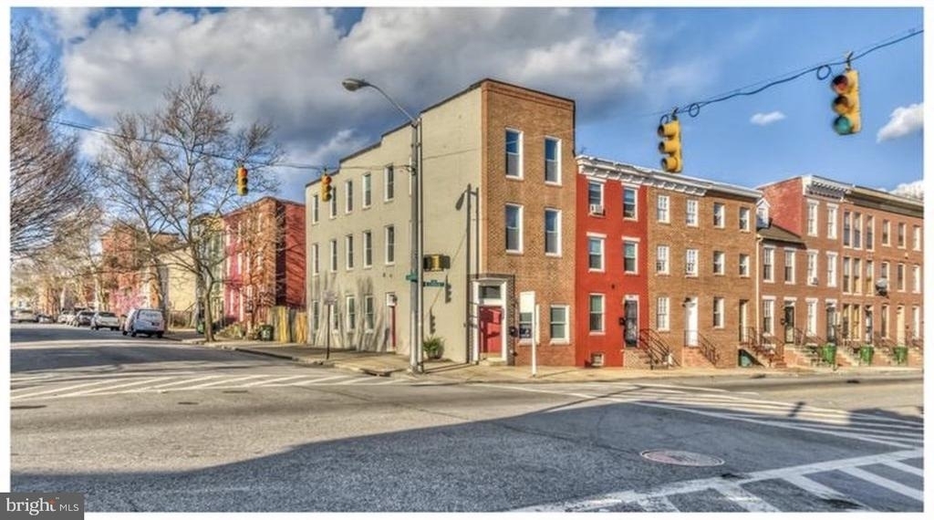 1046 W Lombard Street - Photo 0