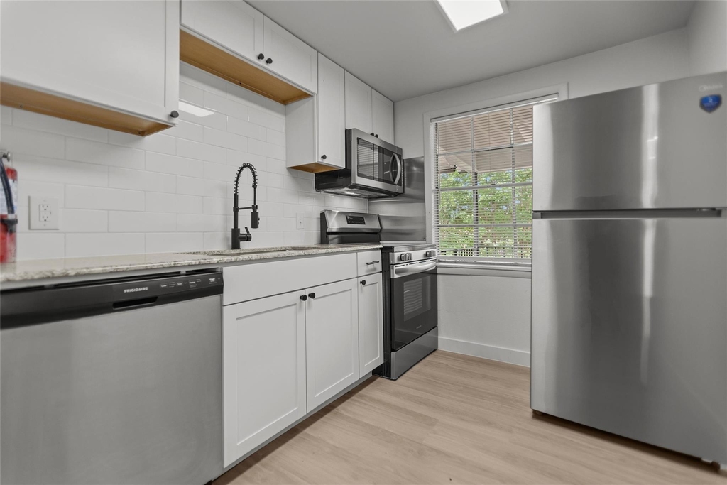 515 W Houston St - Photo 5