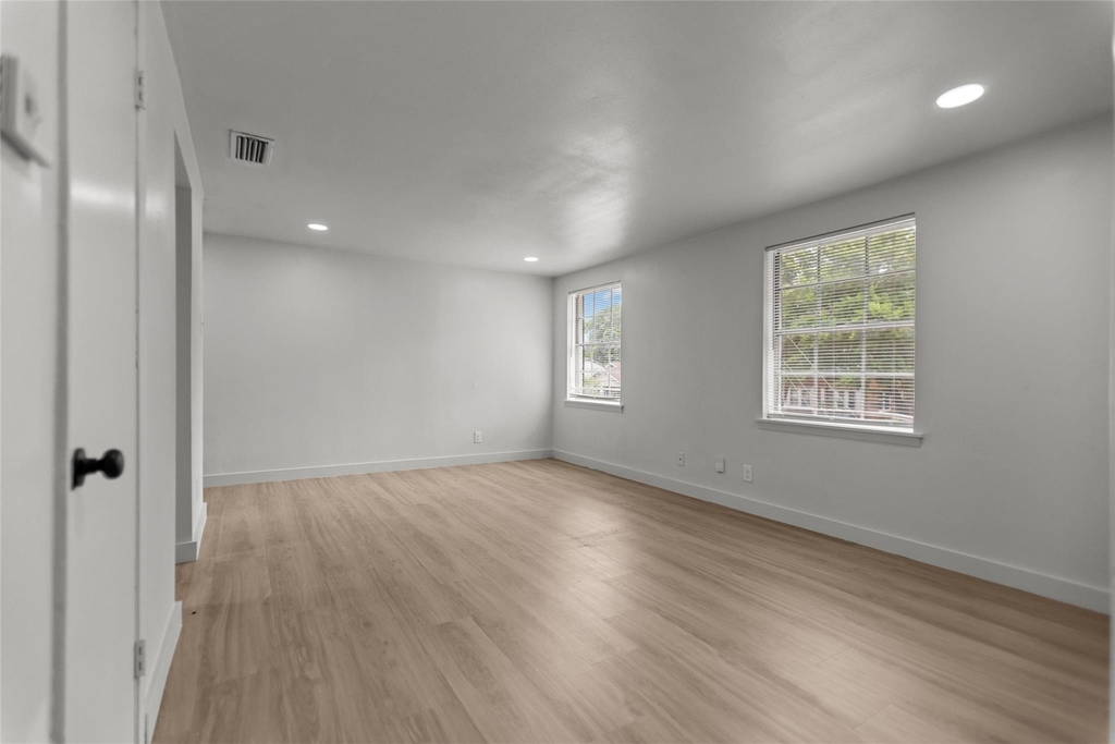515 W Houston St - Photo 3