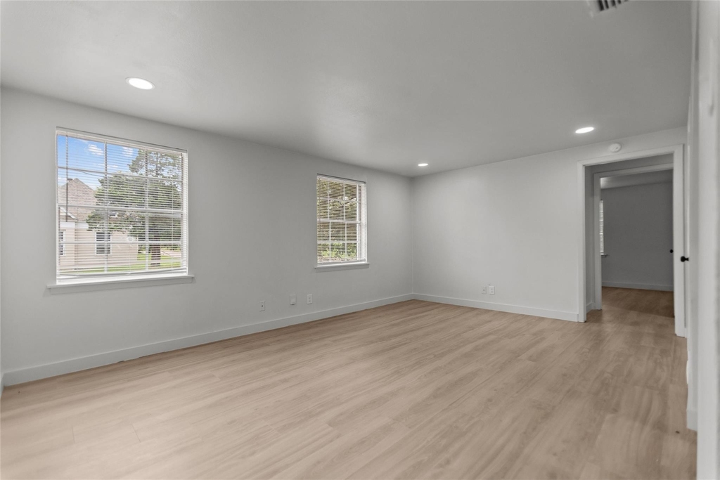 515 W Houston St - Photo 2