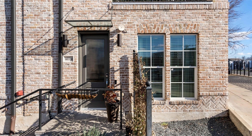 1411 Town Creek Dr - Photo 2