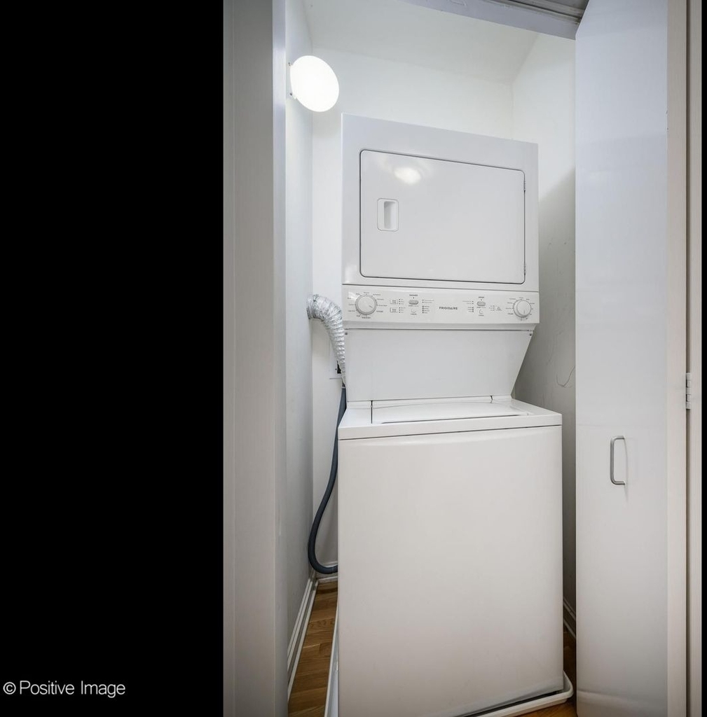160 E Illinois Street - Photo 10