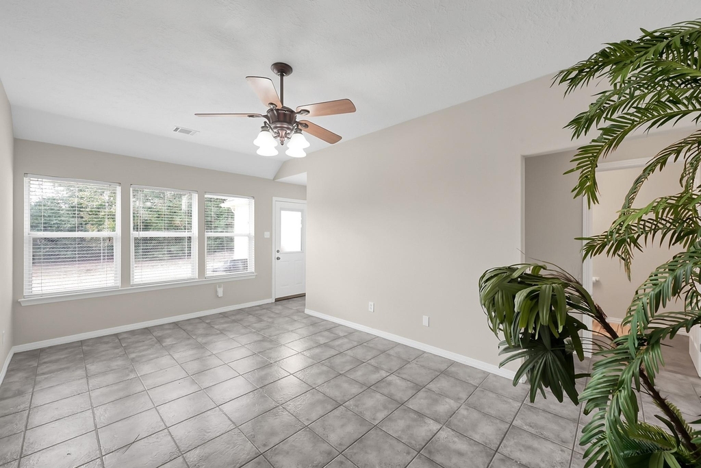 12102 Mustang Avenue - Photo 6