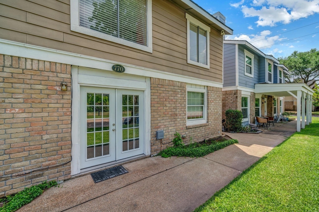 770 Memorial Mews Street - Photo 11