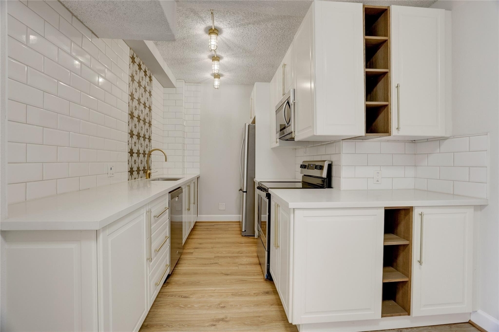 1400 Hermann Drive - Photo 2