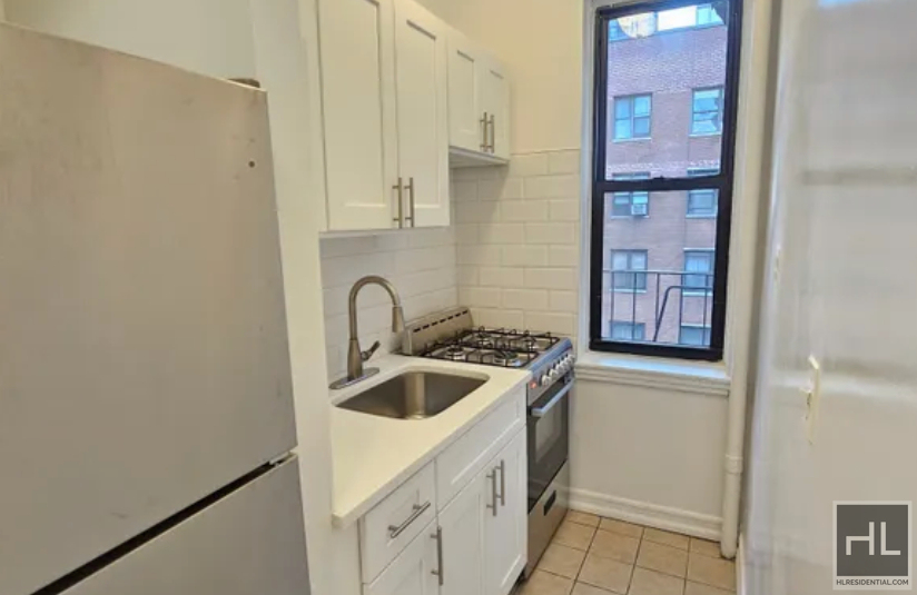 E 55 St - Photo 2