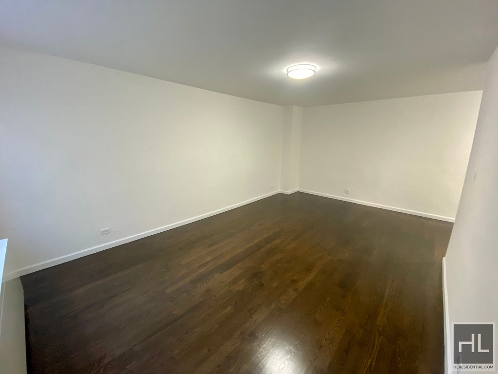 E 16 St - Photo 1