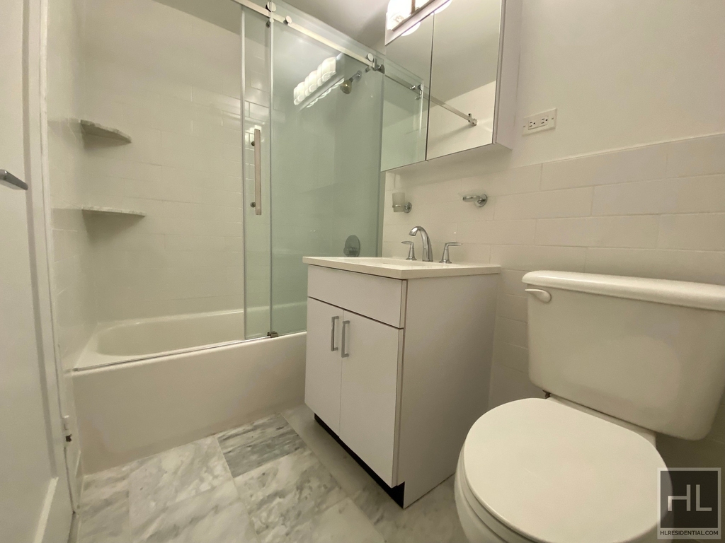 E 16 St - Photo 4