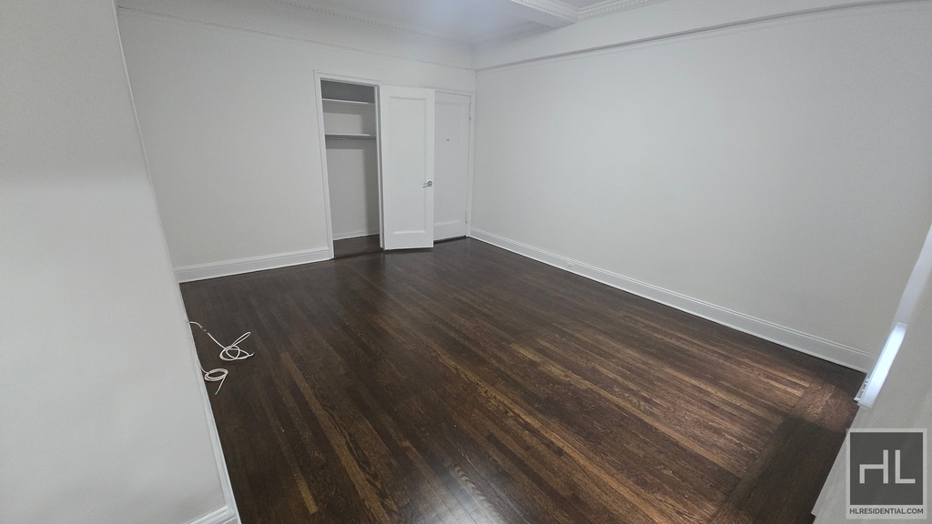 East 46 Street - Photo 1