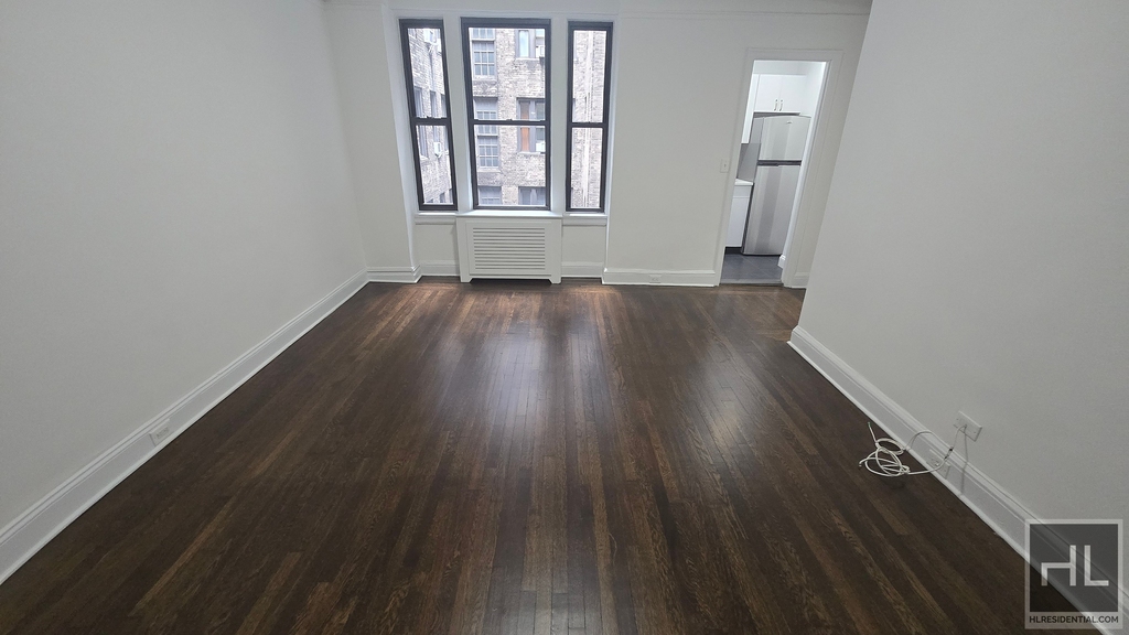 East 46 Street - Photo 0