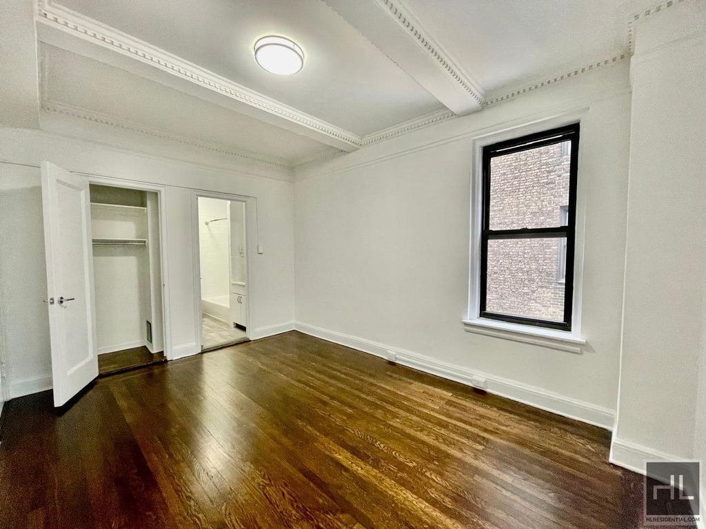 East 46 Street - Photo 2