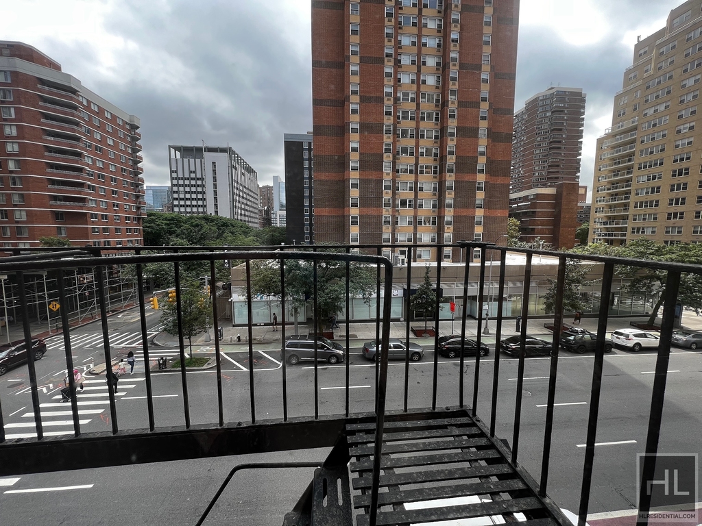 Second Avenue - Photo 2