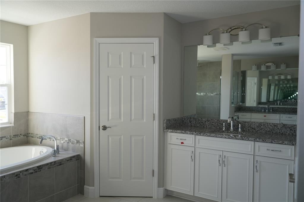 5450 Wayfarer Avenue - Photo 10
