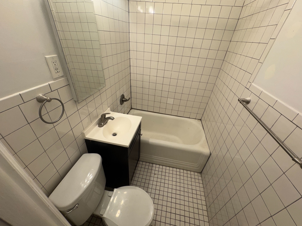 200 West 10th Street - Photo 6